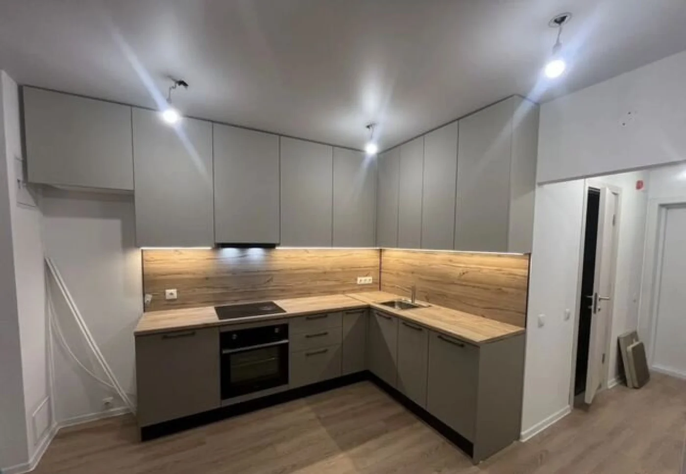 Кухонная мебель на заказ из МДФ и ЛДСП с фурнитурой Blum